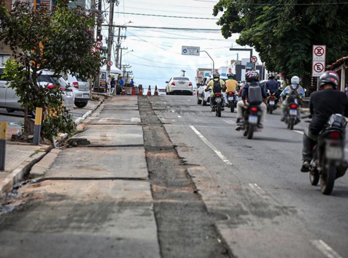 Obra de esgotamento deixa ruas intrafegáveis na região central de Teresina