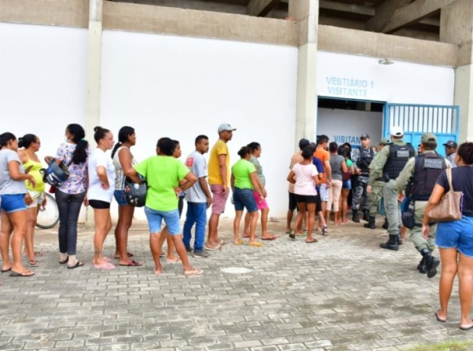 Semana Santa: Prefeitura de Floriano entrega 8 mil cestas básicas para famílias carentes  