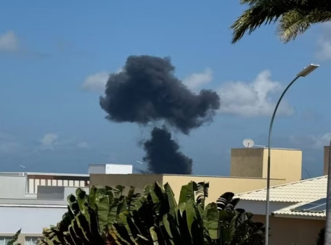 Caça F-5 da Força Aérea Brasileira cai em Natal. Piloto se ejeta.